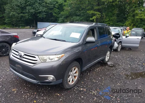 2013 Toyota Highlander Base Plus V6 из США, поврежденный, VIN 5TDBK3EH8DS189583